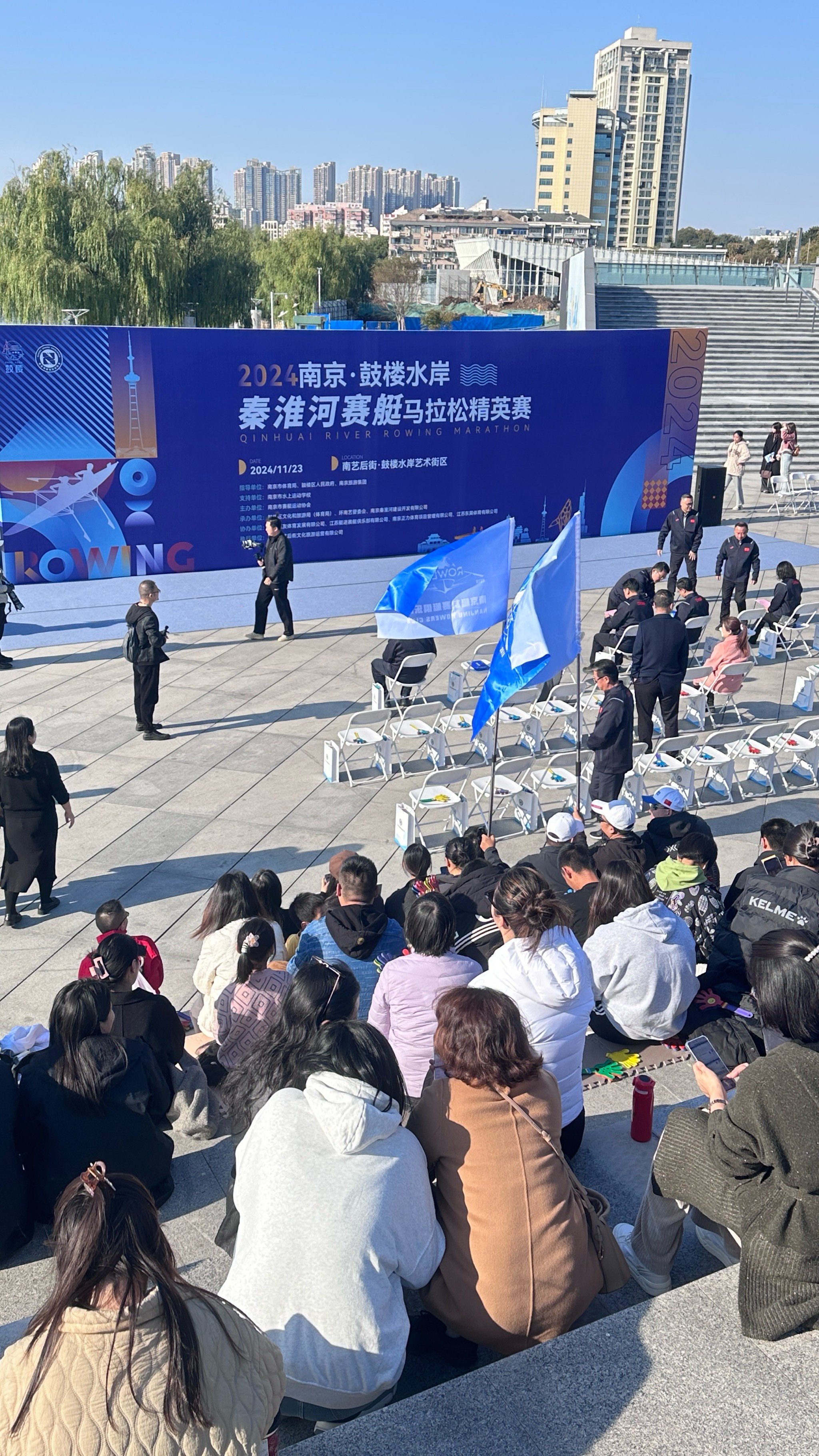 包含重点比赛精彩纷呈,观众欢呼不已的词条