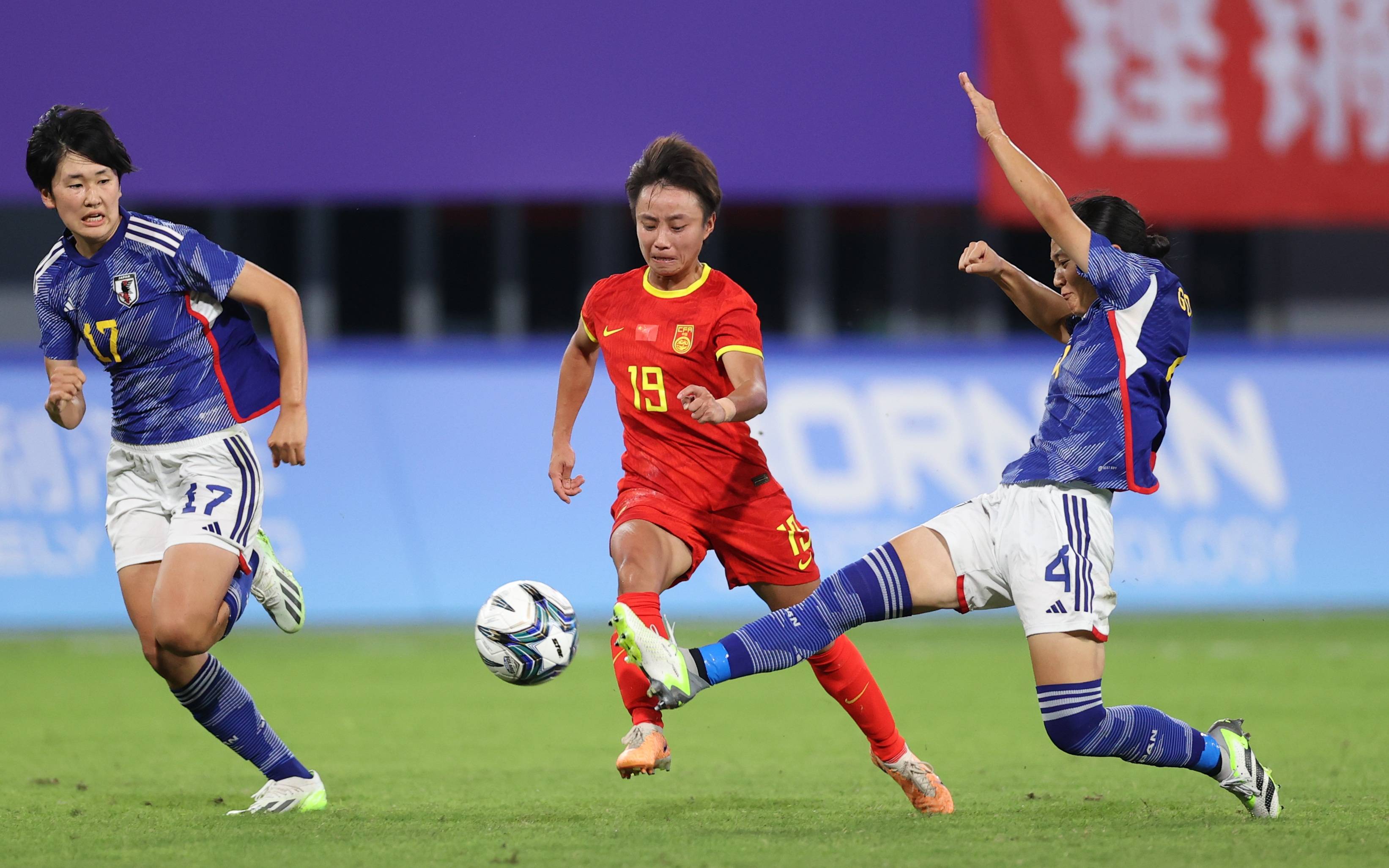女足选手在国际足球场上的绝佳表演吸睛的简单介绍